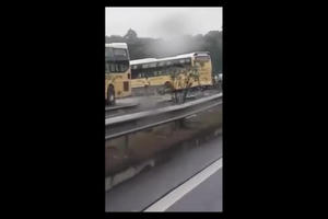 Clip xe khách giường nằm mất lái lao qua dải phân cách đâm nát đầu ô tô 4 chỗ