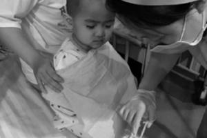 Gần 2 tuổi, 6 lần xạ trị, hơn 10 lần trọc tủy, cô bé vẫn an nhiên khiến triệu người rơi lệ Gần 2 tuổi, 6 lần xạ trị, hơn 10 lần trọc tủy, cô bé vẫn an nhiên khiến triệu người rơi lệ