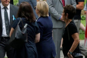 Bà Hillary Clinton bị viêm phổi, ngã quỵ trong lễ tưởng niệm 11/9