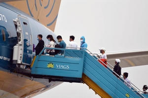 Khách đi máy bay vẫn phải kê khai thông tin di chuyển