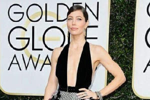 Dàn mỹ nhân Hollywood khoe ngực trên thảm đỏ Quả Cầu Vàng