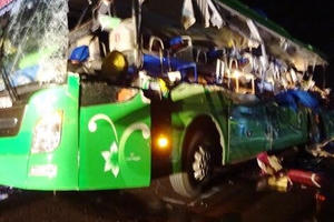 Bình Định: Xe đầu kéo tông xe khách, 11 người thương vong