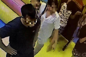 Xác minh thông tin bé gái 4 tuổi bị đánh ở khu vui chơi