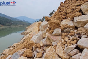 Lãnh đạo huyện Phong Thổ trực tiếp chỉ đạo, kiểm tra xử lý việc đổ đất đá thải xuống sông Nậm Na