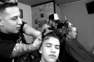 Tình người mới là phép màu với anh thợ không tay nhưng cắt tóc "siêu đỉnh"