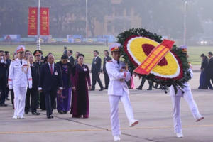 Các đại biểu dự Đại hội đại biểu toàn quốc lần thứ XIII của Đảng viếng Chủ tịch Hồ Chí Minh Các đại biểu dự Đại hội đại biểu toàn quốc lần thứ XIII của Đảng viếng Chủ tịch Hồ Chí Minh