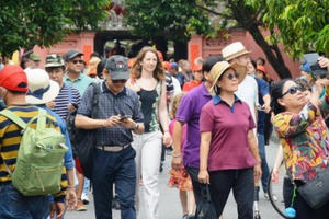 Du khách bỏ khẩu trang, thoải mái dạo bước trên phố cổ Hội An