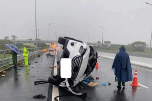 Xe ô tô lật nghiêng trên cao tốc Vân Đồn- Móng Cái khiến 2 người thương vong