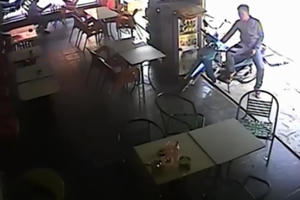 Truy tìm băng nhóm dàn cảnh trộm xe máy lúc sáng sớm