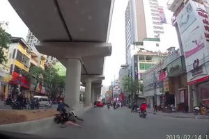 Clip qua đường thiếu quan sát, người phụ nữ bế em bé bị xe máy tông lộn nhào