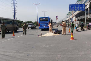 TP HCM: Xe buýt cán qua người khiến một phụ nữ tử vong tại chỗ