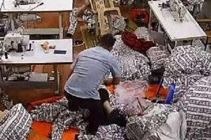 Thanh Hoá: Truy nã đối tượng dùng dao chém vợ tới tấp tại xưởng may