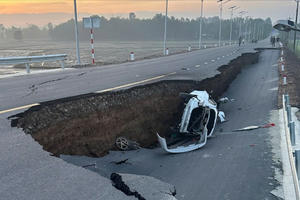 Tây Ninh: Sụt lún đường dẫn cầu mới khánh thành, 6 người phải đi cấp cứu, 1 ô tô, 2 xe máy hư hỏng nặng