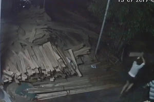 [Clip]: Tên trộm bỏ của thoát thân khi bị chủ nhà đuổi đánh