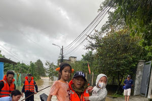 Hình ảnh đẹp chiến sỹ CATP Đà Nẵng sát cánh cùng Nhân dân trong bão lũ