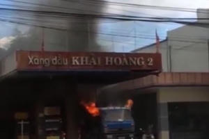 Thót tim clip xe bồn bốc hỏa ngùn ngụt cùng cây xăng