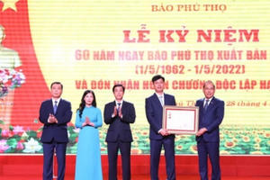 Báo Phú Thọ đón nhận Huân chương Độc lập, kỷ niệm 60 năm ngày xuất bản số đầu