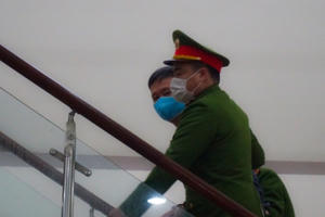 Hành động bất ngờ của ông Đinh La Thăng khi được dẫn giải đến tòa