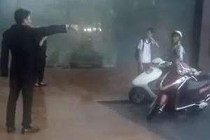 Tranh cãi hành vi nam bảo vệ Grand Plaz đuổi người dân đang trú mưa: Văn hóa ứng xử kém hay tình người giảm sút?