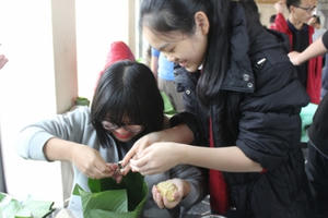 Học sinh Hà Thành háo hức gói bánh chưng dịp giáp Tết Nguyên đán