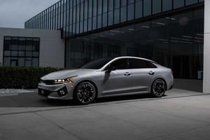 Kia K5 có đủ sức thách thức Toyota Camry tại Việt Nam?