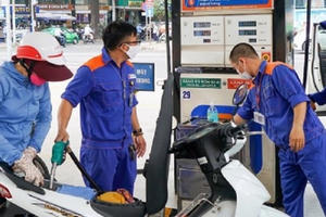 Giá xăng giảm hơn 800 đồng/lít