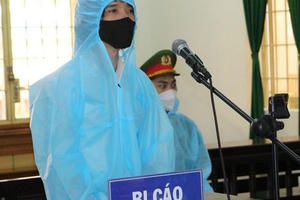 Đòi tiêm vaccine Pfizer không được, người đàn ông vác dao chém loạn xạ vào lực lượng chống dịch