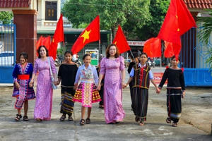 Học sinh vùng khó khăn "trèo đèo, vượt sông" đi khai giảng