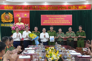 Khen thưởng Công an tỉnh Cao Bằng triệt phá đường dây lừa đảo xuyên quốc gia