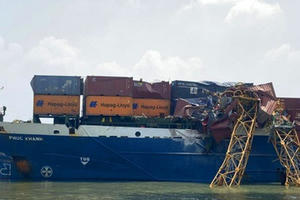 Tàu hàng hơn 8.000 tấn đâm gãy cẩu thi công cầu Phước Khánh Tàu hàng hơn 8.000 tấn đâm gãy cẩu thi công cầu Phước Khánh