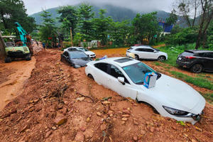 Cận cảnh hàng chục xế hộp bị mưa lũ cuốn đất đá vùi lấp tại Sóc Sơn Cận cảnh hàng chục xế hộp bị mưa lũ cuốn đất đá vùi lấp tại Sóc Sơn