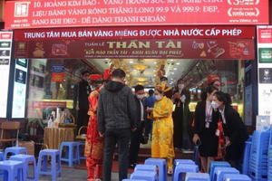 Phố vàng Trần Nhân Tông (Hà Nội): Khách đến mua từ sáng sớm, hiếm cảnh chen chúc