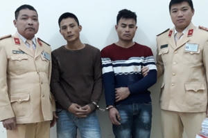 Gặp CSGT, đối tượng chạy trốn vào rừng để lại những thùng nội tạng động vật bốc mùi hôi thối