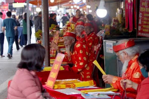 Xếp hàng chờ viết sớ ở Phủ Tây Hồ Xếp hàng chờ viết sớ ở Phủ Tây Hồ