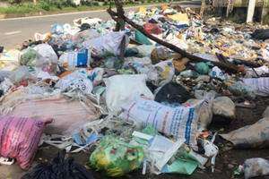 Phú Thọ: Dân kêu trời vì quốc lộ 2 ngập rác thải hôi thối