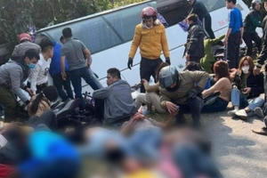 Mổ thành công lấy thai nhi 8 tháng tuổi trong vụ lật xe khách ở Đèo Cón