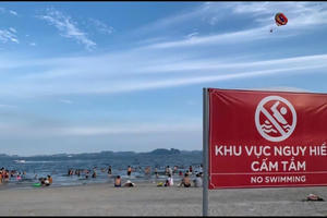 Nam sinh mất tích khi tắm biển ở Hạ Long