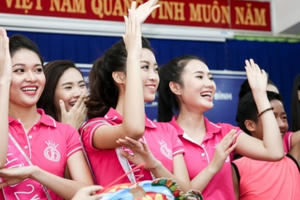 Tân Hoa hậu Đỗ Mỹ Linh vui Trung Thu sớm với trẻ em khuyết tật