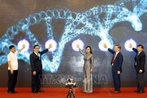 Viện phí không dùng tiền mặt, mừng và lo