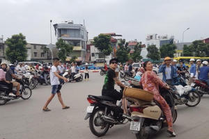 Nhiều nhà cao tầng rung lắc, dân Hà Nội hoang mang Nhiều nhà cao tầng rung lắc, dân Hà Nội hoang mang