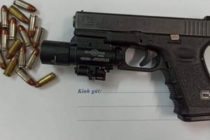 Hà Nội: Phát hiện súng quân dụng, đạn trong xế sang BMW