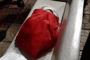 Phát hiện bé gái còn đỏ hỏn trên ghế đá ở công viên