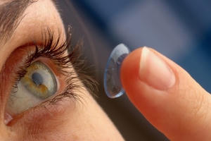 Nguy cơ mất hoàn toàn thị lực vì dùng kính tiếp xúc rởm