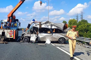 Xe tải van nổ lốp gặp nạn trên cao tốc Hà Nội - Hải Phòng, 4 người bị thương