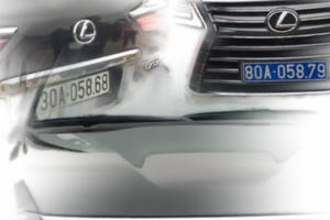 Lexus 570 đuôi đeo biển trắng, đầu treo biển xanh 80A tại sân chùa Tam Chúc là biển giả