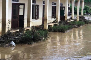 Lũ quét kinh hoàng đổ về bất ngờ, thầy và trò chạy lũ trong đêm tại Nghệ An