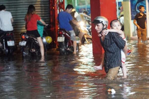 Chống ngập bằng sà lan di động: Không hết ngập, không lấy tiền?