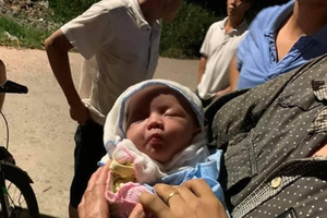 Xót thương bé gái sơ sinh bị bỏ rơi trong thùng rác kèm tờ giấy 'con khổ quá không thể nuôi được'