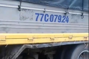 [Clip]: Rùng mình cảnh xe tải mất 2 bánh vẫn chạy băng băng trên đường