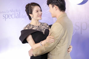 Nathan Lee ôm hôn mừng sinh nhật Lý Nhã Kỳ